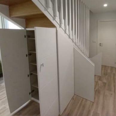 miaje armario bajo escaleras con hornacinas puertas de madera clara interiores blanco