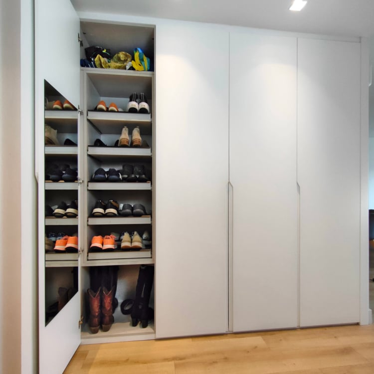 miaje armario empotrado a medida zapatero blanco para recibidor abiertos batientes acristaladas madera oscura luz led integrada