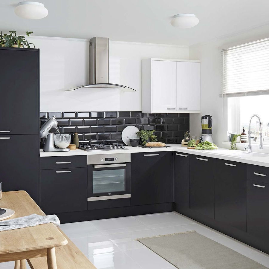 miaje cocina en L negra con muebles altos blancos tiradores inox