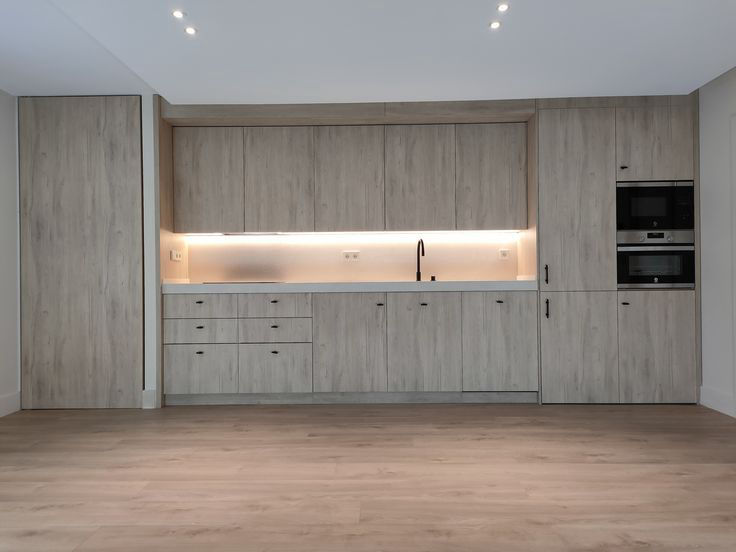 miaje cocina a medida moderna en línea con pomo madera clara