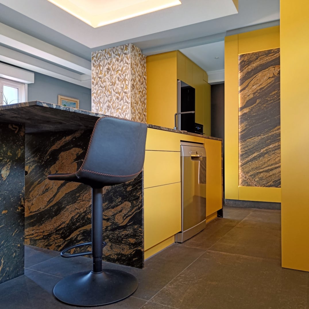 miaje cocina moderna con isla amarilla 