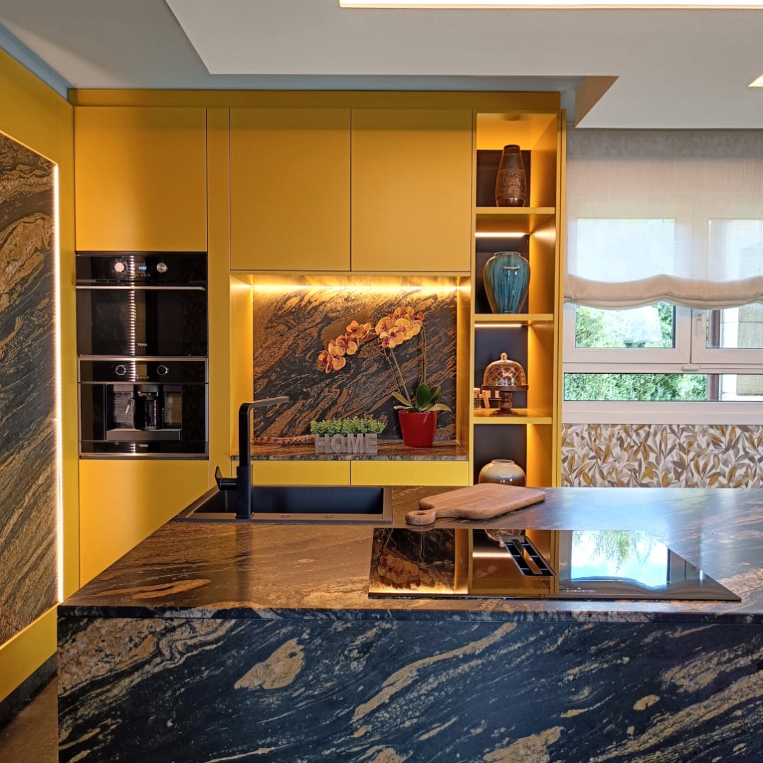 miaje cocina moderna con isla amarilla