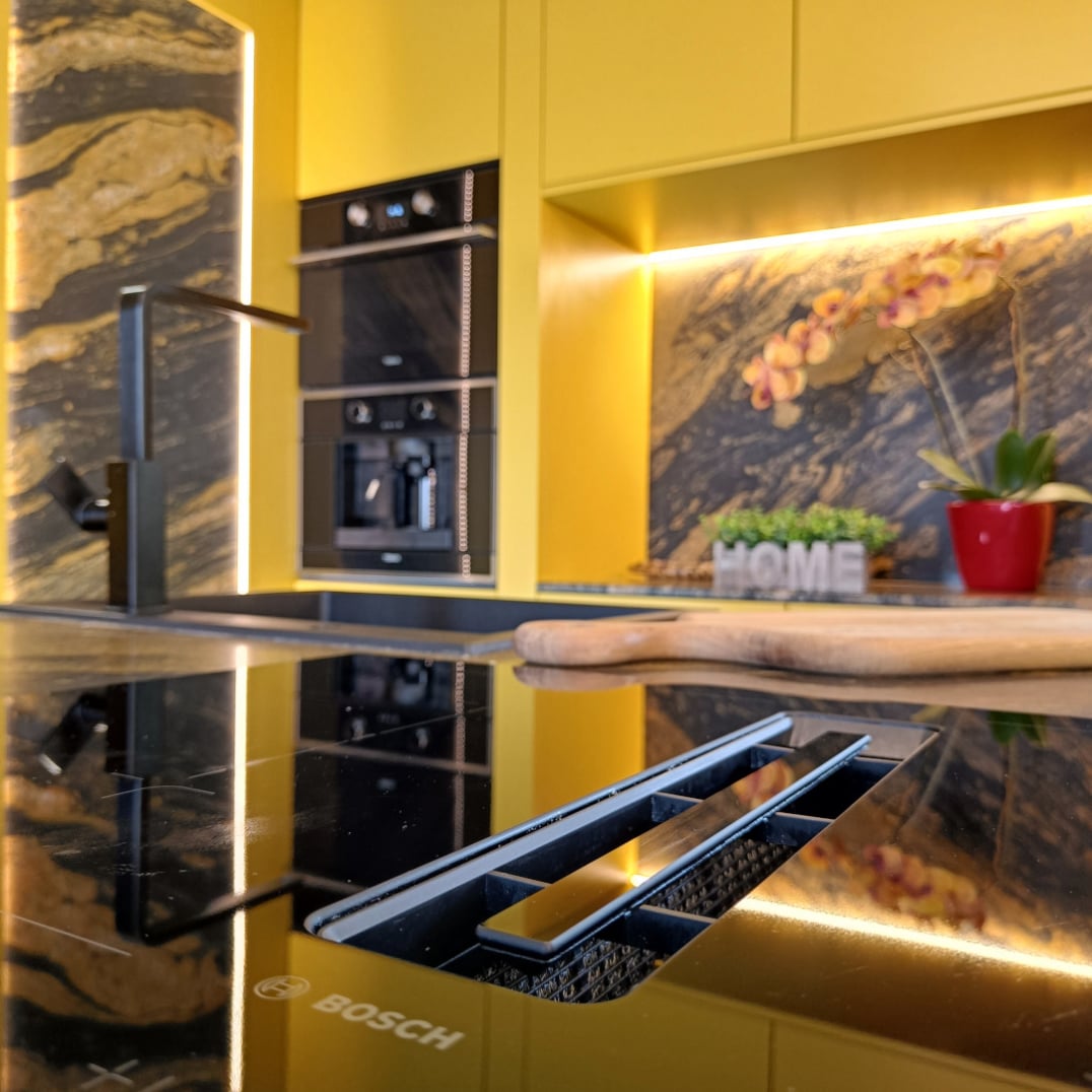 miaje cocina moderna con isla detalle placa con campana extractora integrada