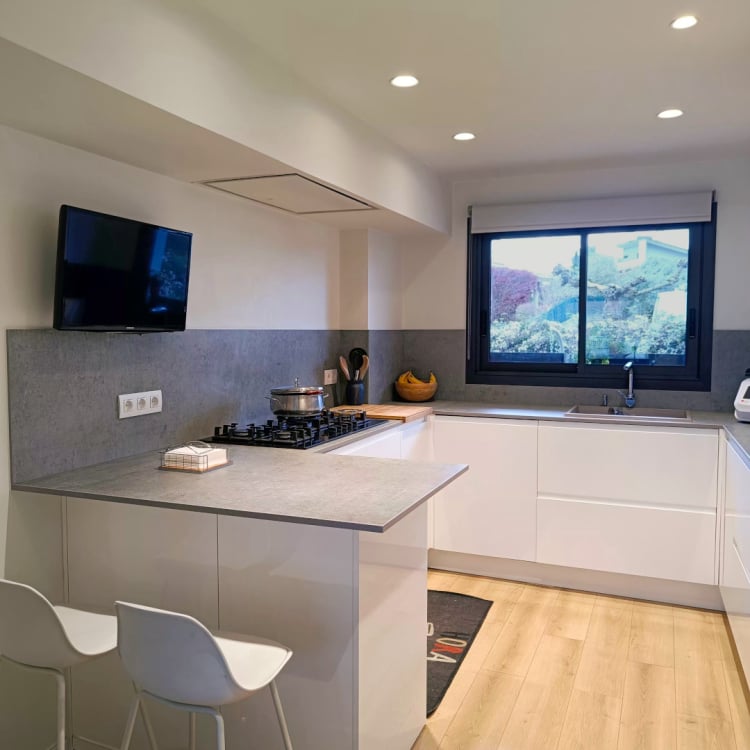 miaje cocina uñero moderna a medida minimalista blanca con península office desayudnador