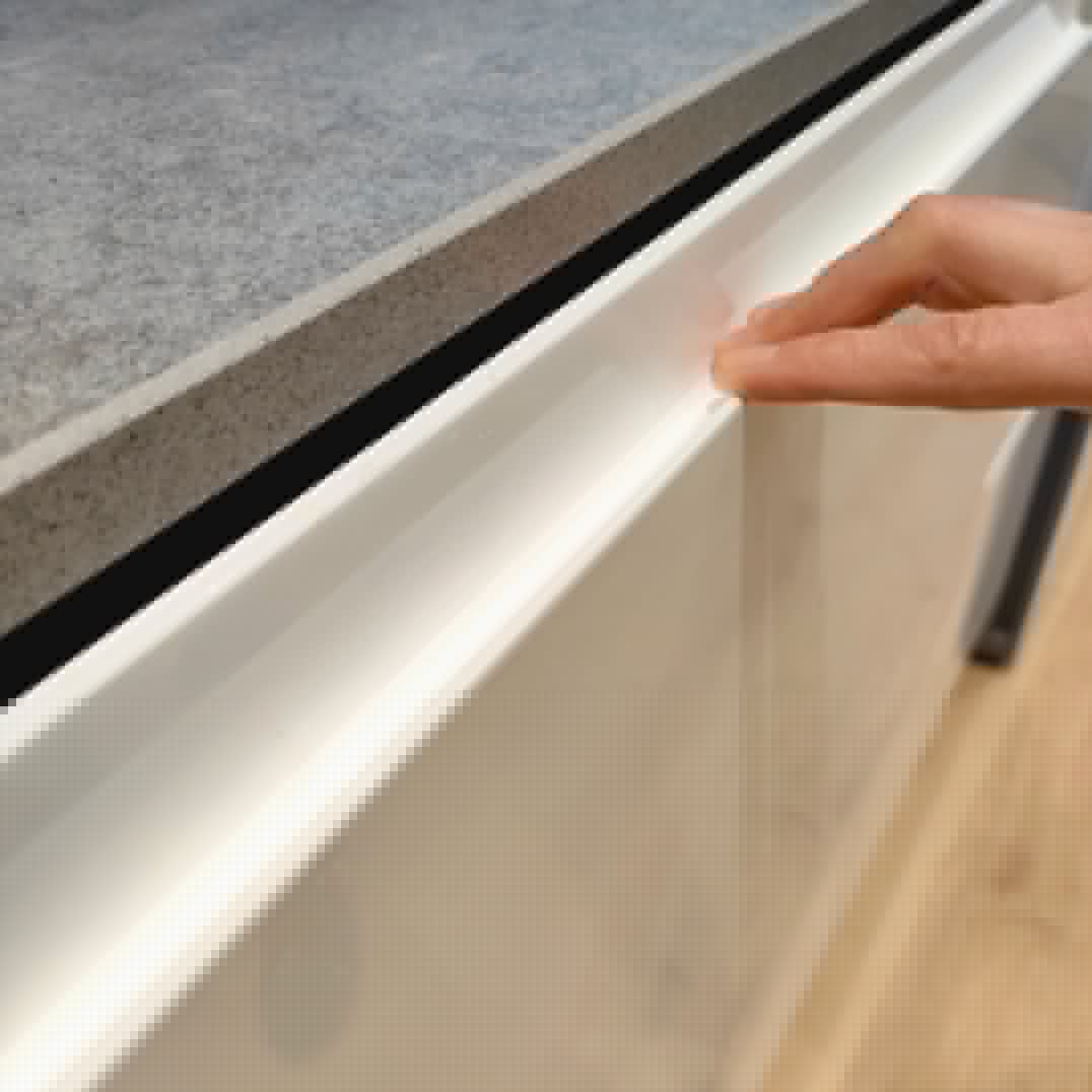 miaje cocina a medida con peninsula blanca abierta puertas acristaladas