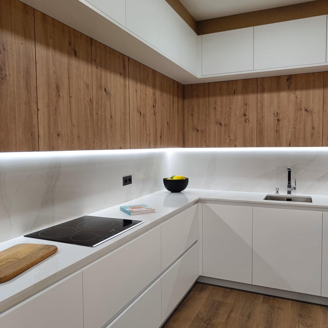 miaje cocina con gola moderna blanca con armarios altos madera