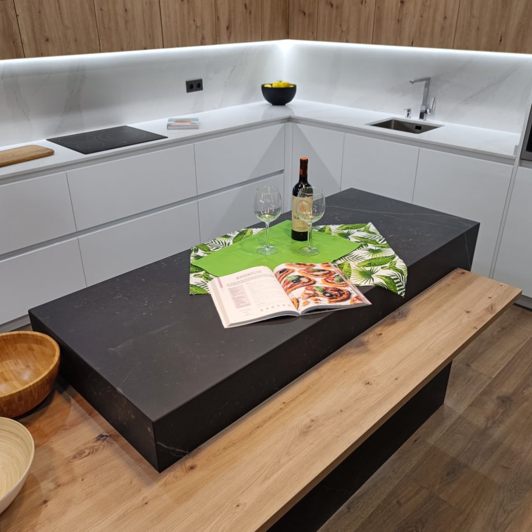 miaje cocina con gola con isla acabado pizarra con office madera