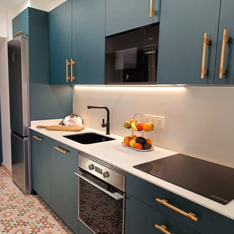 miaje cocina a medida moderna con terrazo color verde encimera blanca tirador de madera