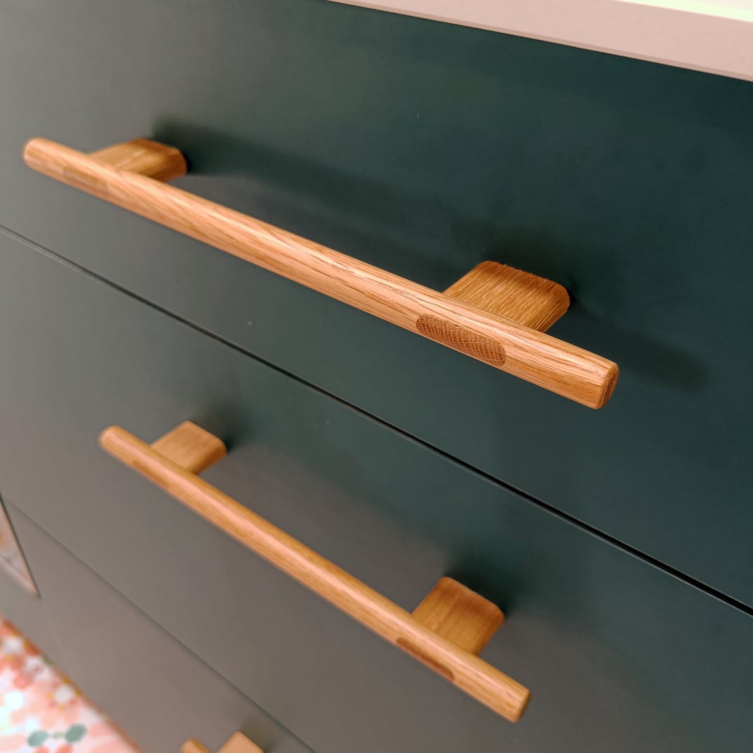 miaje cocina con tirador de madera detalle