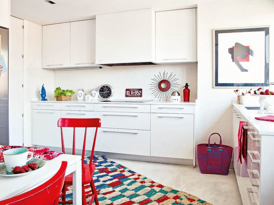 miaje cocina moderna blanca con sillas rojas