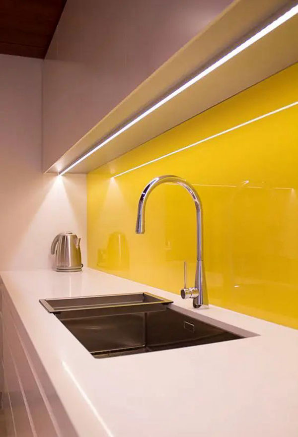 miaje cocina moderna blanca con salpicadero frente cristal amarillo
