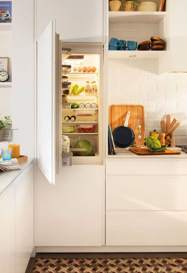 miaje cocina moderna blanca con nevera abierta