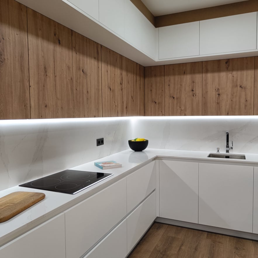 miaje diseño cocina a medida contemporanea con gola blanca y madera