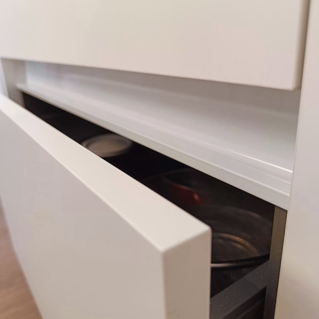 miaje cocina moderna pequeña a medida detalle gola