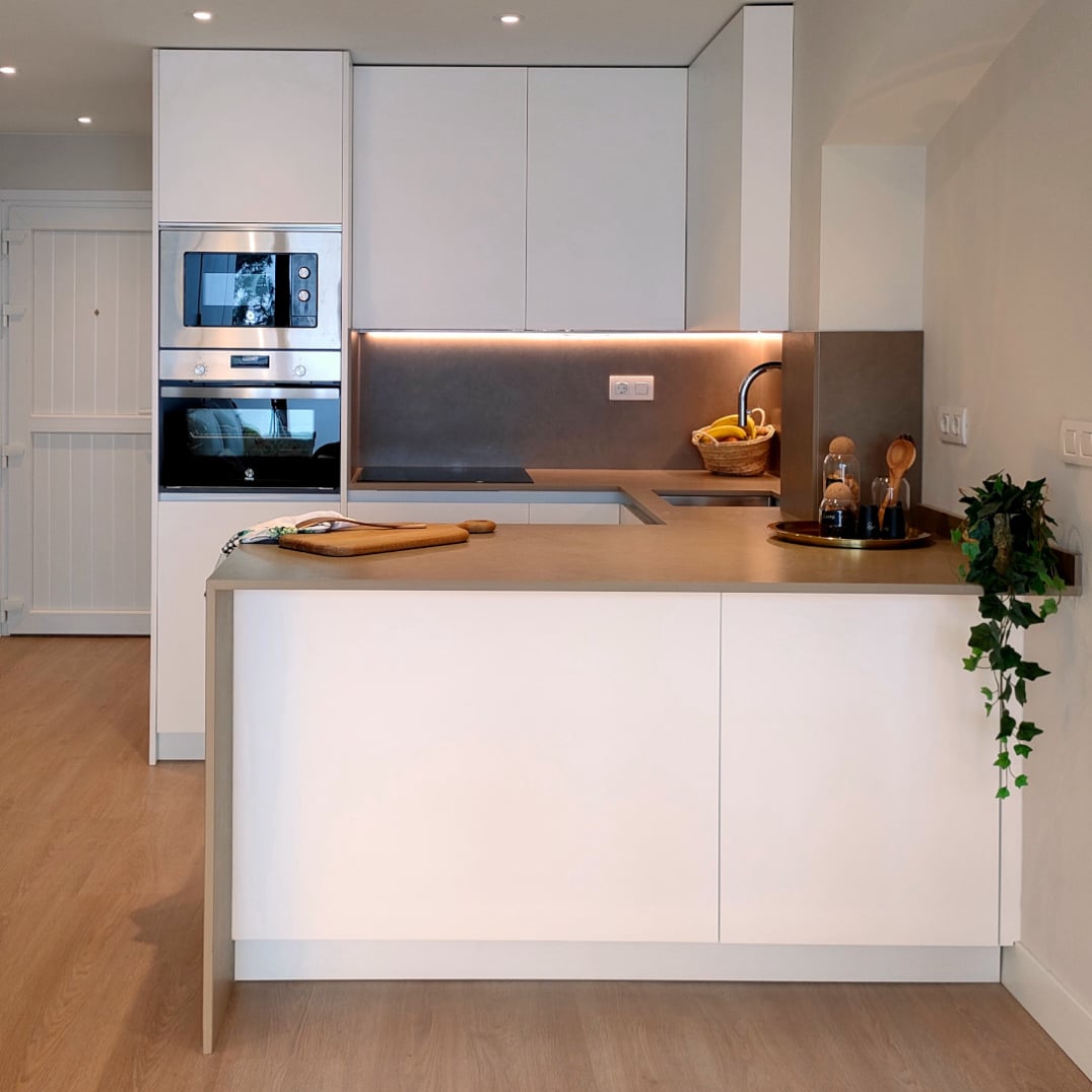 miaje cocina a medida moderna con peninsula y gola blanca marrón