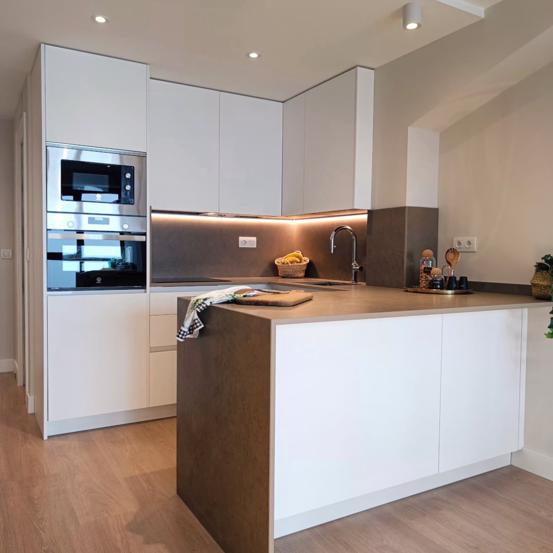 miaje cocina a medida moderna con peninsula y gola blanca marrón
