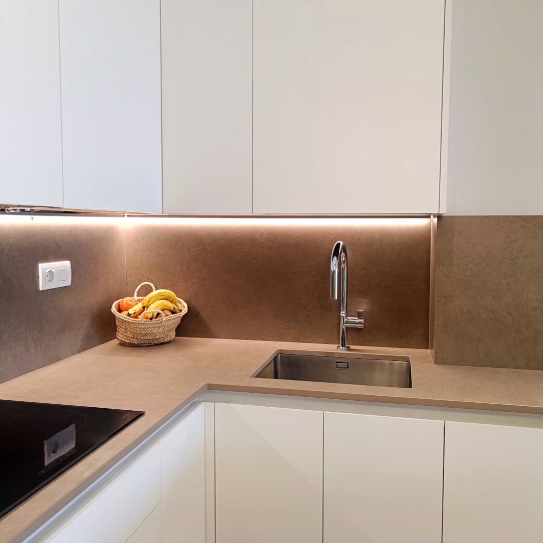 miaje cocina a medida moderna con peninsula y gola blanca marrón