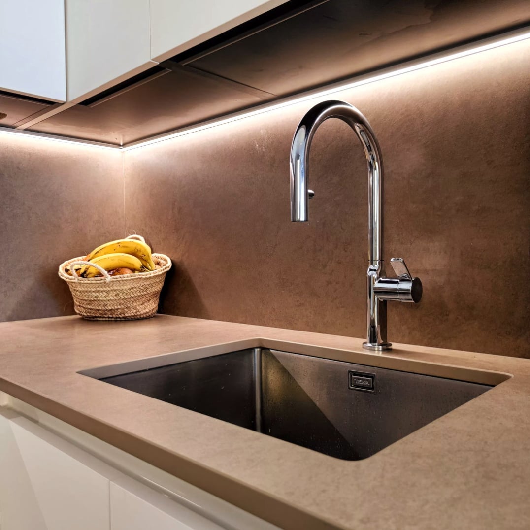 miaje cocina a medida moderna con peninsula detalle grifo