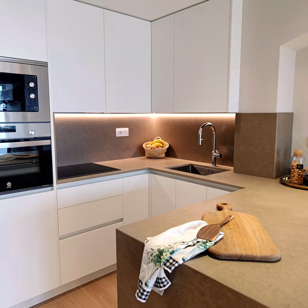 miaje cocina a medida con peninsula blanco marron